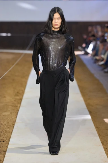 Stella McCartney u Parizu spojila klasične siluete i praktične komade