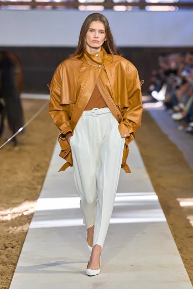 Stella McCartney u Parizu spojila klasične siluete i praktične komade