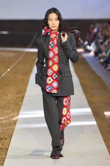 Stella McCartney u Parizu spojila klasične siluete i praktične komade