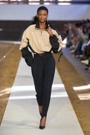 Stella McCartney u Parizu spojila klasične siluete i praktične komade