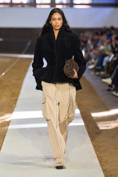 Stella McCartney u Parizu spojila klasične siluete i praktične komade