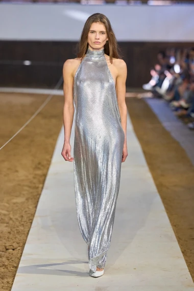 Stella McCartney u Parizu spojila klasične siluete i praktične komade