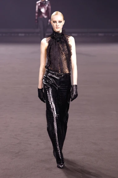 Elie Saab u Parizu predstavio moćnu i mračniju viziju glamura
