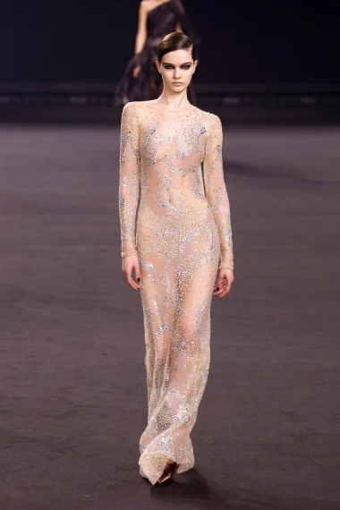 Elie Saab u Parizu predstavio moćnu i mračniju viziju glamura