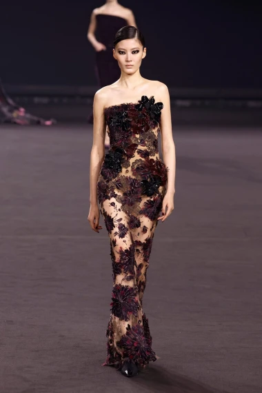 Elie Saab u Parizu predstavio moćnu i mračniju viziju glamura