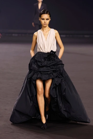 Elie Saab u Parizu predstavio moćnu i mračniju viziju glamura