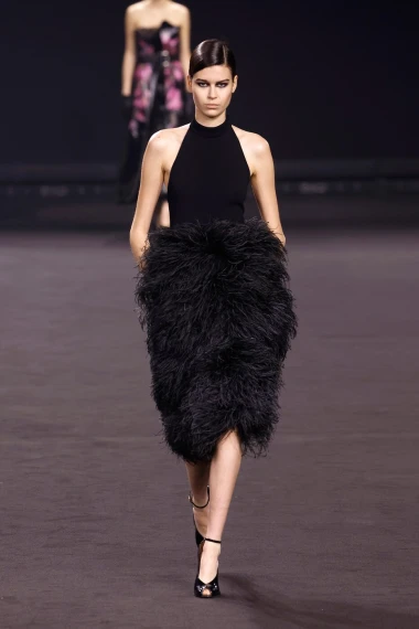 Elie Saab u Parizu predstavio moćnu i mračniju viziju glamura