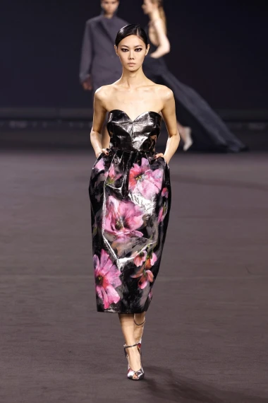 Elie Saab u Parizu predstavio moćnu i mračniju viziju glamura