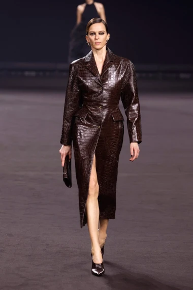 Elie Saab u Parizu predstavio moćnu i mračniju viziju glamura