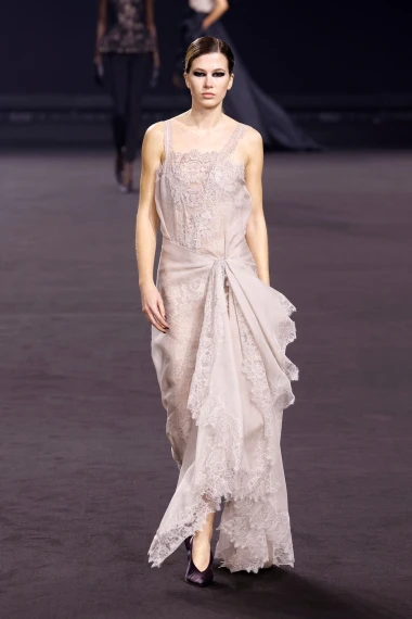 Elie Saab u Parizu predstavio moćnu i mračniju viziju glamura