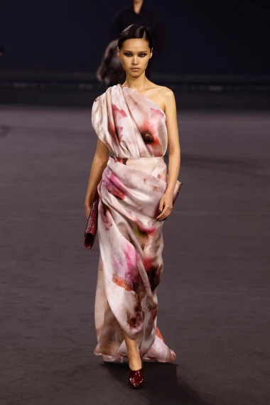 Elie Saab u Parizu predstavio moćnu i mračniju viziju glamura