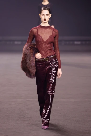 Elie Saab u Parizu predstavio moćnu i mračniju viziju glamura