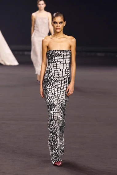 Elie Saab u Parizu predstavio moćnu i mračniju viziju glamura