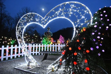 Uskrsna čarolija svjetla: Obitelj Salaj ukrasila imanje s čak 60.000 pisanica