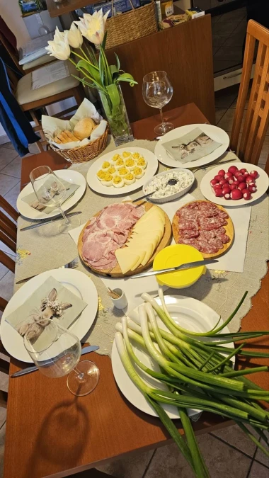 Sretan Uskrs! 50 fotografija uskrsnog doručka na&scaron;ih čitatelja - svi stolovi su prekrasni na svoj način