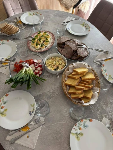 Sretan Uskrs! 50 fotografija uskrsnog doručka na&scaron;ih čitatelja - svi stolovi su prekrasni na svoj način