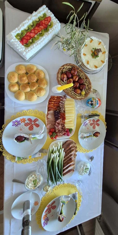 Sretan Uskrs! 50 fotografija uskrsnog doručka na&scaron;ih čitatelja - svi stolovi su prekrasni na svoj način