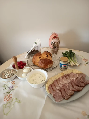 Sretan Uskrs! 50 fotografija uskrsnog doručka na&scaron;ih čitatelja - svi stolovi su prekrasni na svoj način