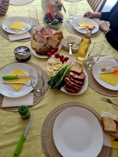 Sretan Uskrs! 50 fotografija uskrsnog doručka na&scaron;ih čitatelja - svi stolovi su prekrasni na svoj način