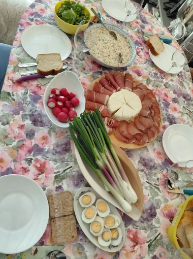 Sretan Uskrs! 50 fotografija uskrsnog doručka na&scaron;ih čitatelja - svi stolovi su prekrasni na svoj način