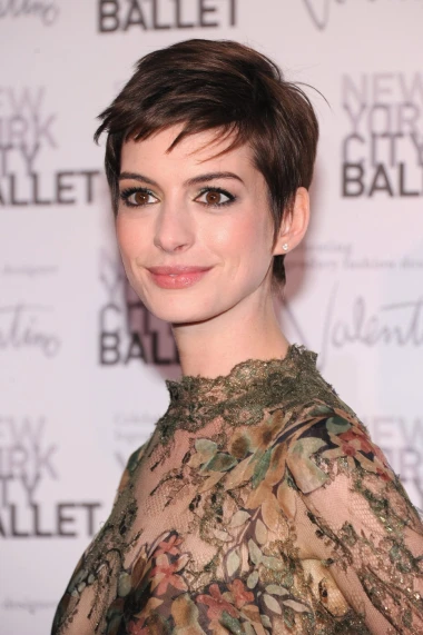 Od duge kose do odvažnog reza: Slavne dame koje su nas zapanjile kratkom kosom