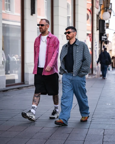 Mu&scaron;karci na &scaron;pici pokazali kako se nosi proljeće: Stylish outfiti u prvom planu