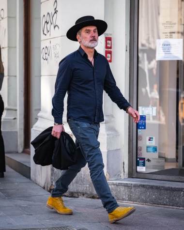 Mu&scaron;karci na &scaron;pici pokazali kako se nosi proljeće: Stylish outfiti u prvom planu