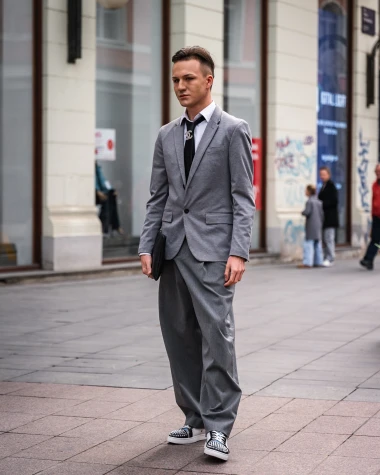 Mu&scaron;karci na &scaron;pici pokazali kako se nosi proljeće: Stylish outfiti u prvom planu