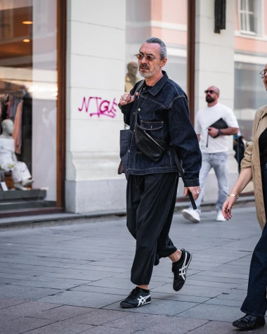 Mu&scaron;karci na &scaron;pici pokazali kako se nosi proljeće: Stylish outfiti u prvom planu