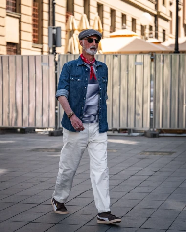 Mu&scaron;karci na &scaron;pici pokazali kako se nosi proljeće: Stylish outfiti u prvom planu
