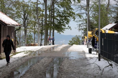 Neobični prizori sa Sljemena: Svibanj je, a ljudi prave snjegoviće