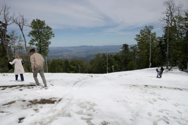 Neobični prizori sa Sljemena: Svibanj je, a ljudi prave snjegoviće