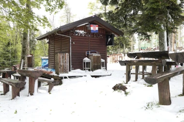 Neobični prizori sa Sljemena: Svibanj je, a ljudi prave snjegoviće