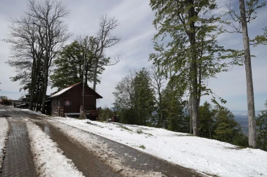 Neobični prizori sa Sljemena: Svibanj je, a ljudi prave snjegoviće