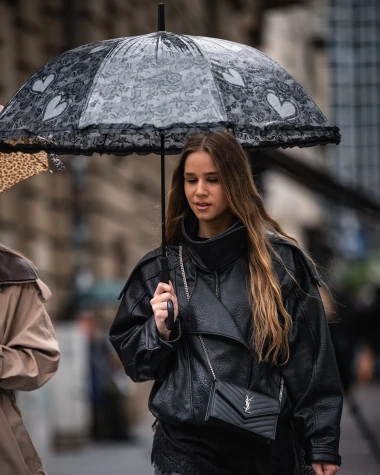 Nitko kao Zagrepčanke: Ni ki&scaron;a ih nije spriječila da se dotjeraju i pro&scaron;eću po &scaron;pici
