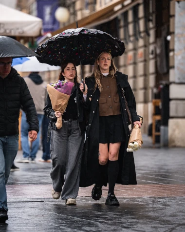 Nitko kao Zagrepčanke: Ni ki&scaron;a ih nije spriječila da se dotjeraju i pro&scaron;eću po &scaron;pici