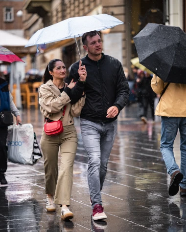 Nitko kao Zagrepčanke: Ni ki&scaron;a ih nije spriječila da se dotjeraju i pro&scaron;eću po &scaron;pici