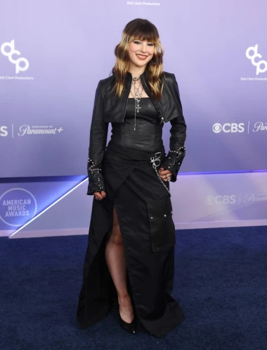 Hilary Duff zablistala u srebru, no neki outfiti na AMAs-u ostavili su publiku u nevjerici