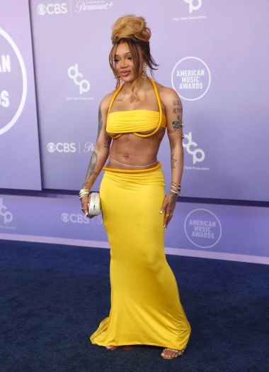 Hilary Duff zablistala u srebru, no neki outfiti na AMAs-u ostavili su publiku u nevjerici