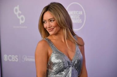 Hilary Duff zablistala u srebru, no neki outfiti na AMAs-u ostavili su publiku u nevjerici