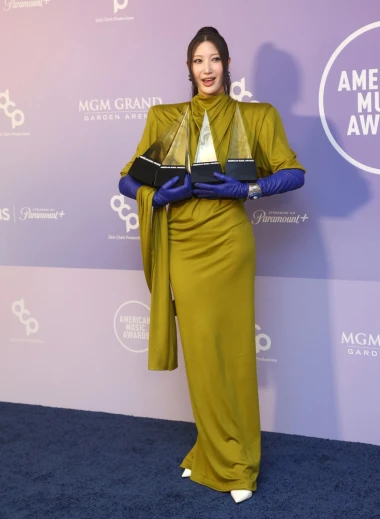 Hilary Duff zablistala u srebru, no neki outfiti na AMAs-u ostavili su publiku u nevjerici
