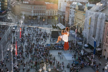 Spektakl ostavio Zagrepčane bez daha: Pogledajte kako djevojka hoda na žici iznad trga