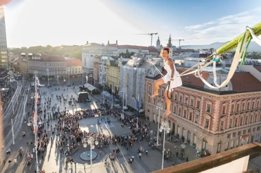 Spektakl ostavio Zagrepčane bez daha: Pogledajte kako djevojka hoda na žici iznad trga