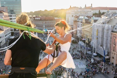 Spektakl ostavio Zagrepčane bez daha: Pogledajte kako djevojka hoda na žici iznad trga