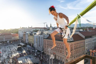 Spektakl ostavio Zagrepčane bez daha: Pogledajte kako djevojka hoda na žici iznad trga