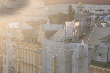Spektakl ostavio Zagrepčane bez daha: Pogledajte kako djevojka hoda na žici iznad trga