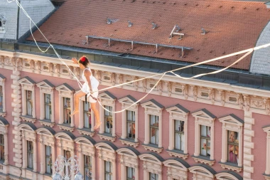 Spektakl ostavio Zagrepčane bez daha: Pogledajte kako djevojka hoda na žici iznad trga