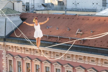 Spektakl ostavio Zagrepčane bez daha: Pogledajte kako djevojka hoda na žici iznad trga