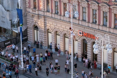 Spektakl ostavio Zagrepčane bez daha: Pogledajte kako djevojka hoda na žici iznad trga