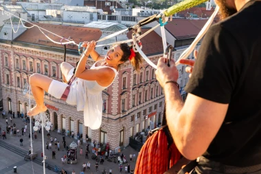Spektakl ostavio Zagrepčane bez daha: Pogledajte kako djevojka hoda na žici iznad trga